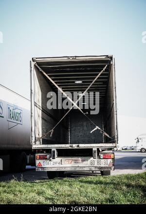 GADKI, POLONIA - 18 ottobre 2016: Un camion da trasporto parcheggiato con un rimorchio per container vuoto cancelli aperti sul retro Foto Stock