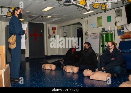 OCEANO PACIFICO (25 marzo 2021) Hospitalman Helena Franklinuribo, di Lancaster, California, insegna i principi fondamentali della RCP ai marinai a bordo della nave d'assalto anfibio di classe Wasp USS Essex (LHD 2). L'Essex sta conducendo operazioni di routine nella terza flotta statunitense. Foto Stock