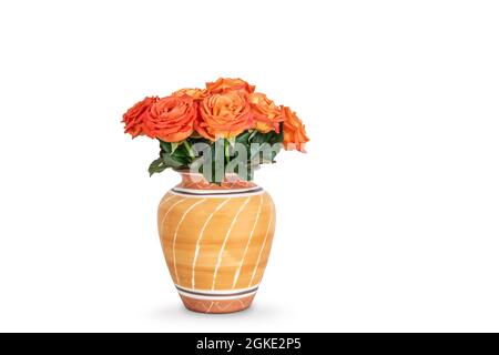 Bouquet di rose arancioni in vaso, isolato su sfondo bianco. Foto Stock