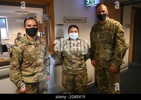 U.S. Air Force staff Sgt. Tamara Norwood, 86th Operational Medical Readiness Squadron volo e operation medico tecnico, centro, pone per una foto con il Capo Master Sgt. Tommy Childers, 86esimo sovrintendente del Gruppo di ingegneri civili, a sinistra, e il Colonnello dell'Aeronautica militare degli Stati Uniti, Matthew Husemann, 86esimo vice comandante dell'Ala Airlift, durante una cerimonia del airlifter della settimana alla base aerea di Ramstein, Germania, 25 marzo 2021. Il programma Airlifter of the Week riconosce Ramstein Airmen che, grazie al duro lavoro e alla dedizione, fanno della 86a Airlift Wing la porta d'ingresso al mondo. Foto Stock