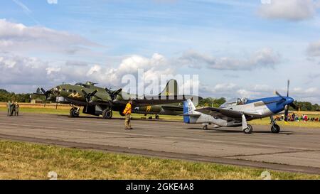 P-51D Mustang ‘Miss Helen’ che passa davanti alla Boeing B-17G Flying Fortress ‘Sally B’ a RAF Abingdon per partecipare al Salone aereo e rurale di Abingdon 21 Foto Stock