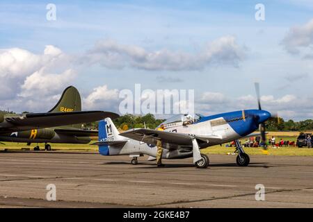 P-51D Mustang ‘Miss Helen’ (G-BIXL), tassando lungo la pista dopo essere arrivati alla RAF Abingdon per partecipare al Salone aereo e rurale di Abingdon 2021 Foto Stock