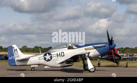 P-51D Mustang ‘Miss Helen’ (G-BIXL), tassando lungo la pista dopo essere arrivati alla RAF Abingdon per partecipare al Salone aereo e rurale di Abingdon 2021 Foto Stock