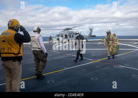 OCEANO PACIFICO (25 marzo 2021) - ADM posteriore. Philip Sobeck, Comandante, Expeditionary Strike Group tre, visita il molo di trasporto anfibio di classe San Antonio USS Portland (LPD 27). Portland sta conducendo operazioni di routine nella terza flotta degli Stati Uniti. Foto Stock