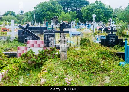 TRINCOMALEE, SRI LANKA - 23 LUGLIO 2016: Vista di un cimitero a Trincomalee, Sri Lanka Foto Stock