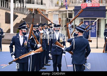 I membri della United States Air Force Honor Guard si esibiscono per la prima volta al National Harbor di Washington D.C. il 25 marzo 2021. 300 guardiani cerimoniali costituiscono l'unità ufficiale cerimoniale dell'aviazione militare degli Stati Uniti, che serve un'area di responsabilità a cinque stati ed esegue più di 3,000 missioni all'anno. Le missioni prevedono l'onorazione del Presidente degli Stati Uniti, dei Capi di Stato esteri e dei responsabili senior del Dipartimento della Difesa e dell'Aeronautica; l'esecuzione di compiti di guardia cerimoniale per le cerimonie per gli eventi presidenziali e del Servizio congiunto; le cerimonie di deposizione della corona alla Tomba o Foto Stock