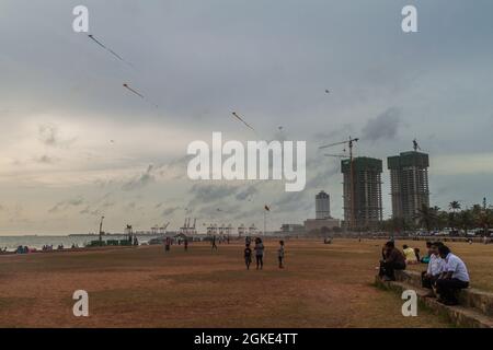 COLOMBO, SRI LANKA - 26 LUGLIO 2016: La gente gode Galle Face Green Park a Colombo, Sri Lanka Foto Stock