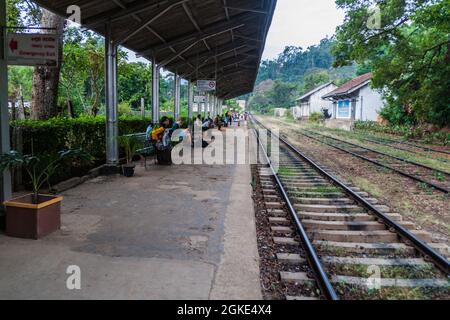 ELLA, SRI LANKA - 15 LUGLIO 2016: Stazione ferroviaria nel villaggio di Ella Foto Stock