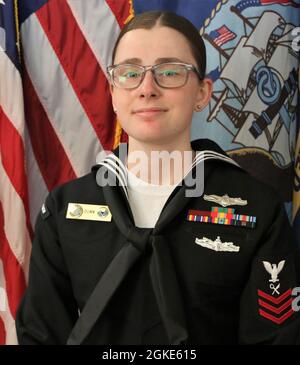 210326-N-N0484-0002 VIRGINIA BEACH, Va. (26 marzo 2021) – Intelligence Specialist 1st Class Kimberly Dunn, attaccato al comando di addestramento per la guerra delle informazioni (IWTC) Virginia Beach, indossa per la prima volta le sue insegne di prima classe ufficiale. Dunn è stato meritoriamente avanzato al rango di ufficiale di prima classe sotto il calendario dell'anno 2021 Meritorious Advancement Program Season One della Marina. Foto Stock