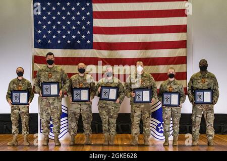 Da sinistra a destra, Master Sgt. Christina Ford, 436esimo consigliere di assistenza alla carriera di Squadron del supporto della forza; Master Sgt. William Goede, 736° velivolo manutenzione Squadron assistente unità di manutenzione velivolo sovrintendente; Master Sgt. Jason Karras, 436a Logistics Readiness Squadron alimenta il sovrintendente di volo di gestione; Master Sgt. Marilyn Landers, 436th Logistics Readiness Squadron responsabile della sezione delle apparecchiature di protezione individuale; Master Sgt. Christopher Lopardi, 436° ingegnere civile Squadron assistente capo della formazione; Master Sgt. Jessica Nienhueser, 436esimo soprintendente di Squadron di supporto medico Foto Stock