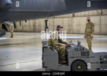 Il Team Minot Airmen gareggia in una gara di carico sulla base dell'aeronautica militare Minot, North Dakota, 26 marzo 2021. Una amichevole competizione trimestrale ha dimostrato quale squadra potrebbe caricare le loro bombe di addestramento il migliore in base alla qualità e al tempo. Foto Stock