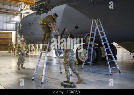 Il Team Minot Airmen gareggia in una gara di carico sulla base dell'aeronautica militare Minot, North Dakota, 26 marzo 2021. Una amichevole competizione trimestrale ha dimostrato quale squadra potrebbe caricare le loro bombe di addestramento il migliore in base alla qualità e al tempo. Foto Stock