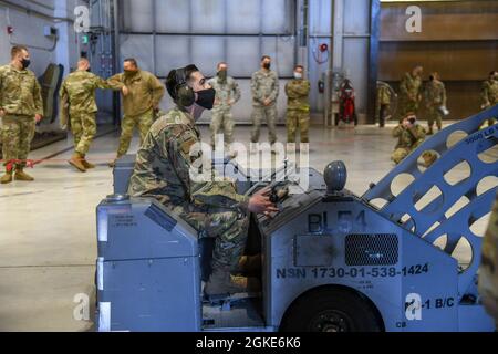 Il Team Minot Airmen gareggia in una gara di carico sulla base dell'aeronautica militare Minot, North Dakota, 26 marzo 2021. Una amichevole competizione trimestrale ha dimostrato quale squadra potrebbe caricare le loro bombe di addestramento il migliore in base alla qualità e al tempo. Foto Stock