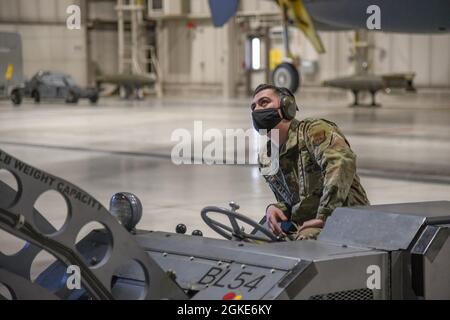 Il Team Minot Airmen gareggia in una gara di carico sulla base dell'aeronautica militare Minot, North Dakota, 26 marzo 2021. Una amichevole competizione trimestrale ha dimostrato quale squadra potrebbe caricare le loro bombe di addestramento il migliore in base alla qualità e al tempo. Foto Stock