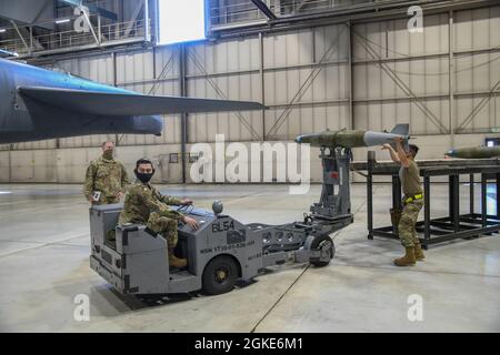 Il Team Minot Airmen gareggia in una gara di carico sulla base dell'aeronautica militare Minot, North Dakota, 26 marzo 2021. Una amichevole competizione trimestrale ha dimostrato quale squadra potrebbe caricare le loro bombe di addestramento il migliore in base alla qualità e al tempo. Foto Stock