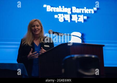 Il Colon. Jonelle Eychner, 51st comandante del Mission Support Group, presenta il tema “Breaking Barriers” ai patroni del Simposio delle Donne 2021 dell’Osan Air base di Osan, Repubblica di Corea, 26 marzo 2021. Eychner discusso le sfide diverse le donne possono aspettarsi di affrontare mentre servendo e tattiche su come superarle. Foto Stock