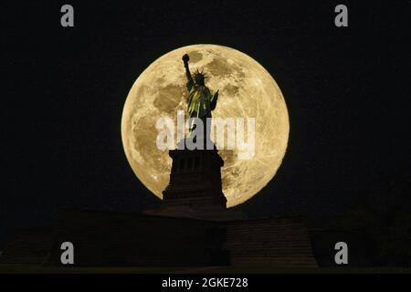 Luna illuminata Statua della libertà a New York USA Foto Stock