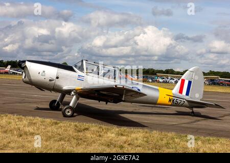 De Havilland Canada DHC-1 Chipmunk (WK577) sulla linea del flightline all'Abingdon Air & Country Show sabato 11 settembre 2021 Foto Stock