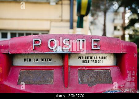 Primo piano della casella postale pubblica italiana con testo postale e due inserti distinti Foto Stock