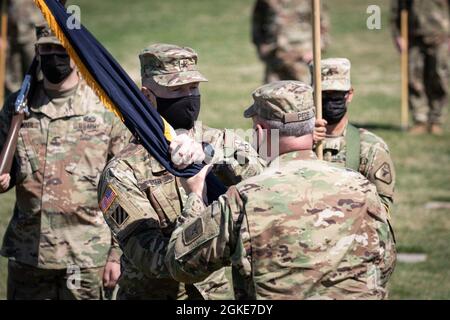 Briga. Il Gen. William Dyer III, al centro della sinistra, significa la sua assunzione di comando ricevendo i colori del comando legale della United States Army Reserve dal Lt. Gen. Charles pede, l'avvocato generale del giudice dell'esercito degli Stati Uniti, durante una cerimonia tenutasi venerdì 26 marzo. Foto Stock