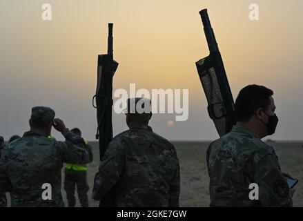 I soldati degli Stati Uniti assegnati al 387th Quartermaster Company Mortuary Affairs eseguono operazioni congiunte con gli Stati Uniti Airmen assegnati al 386th Expeditionary Force Support Squadron in un esercizio di incidente aereo alla base aerea di Ali al Salem, Kuwait, 26 marzo 2021. Questo esercizio ha permesso alle squadre di affari mortuari dell'esercito e dell'aeronautica di mantenere una partnership congiunta e costruire una comunicazione coesa in preparazione alle crisi del mondo reale. Foto Stock