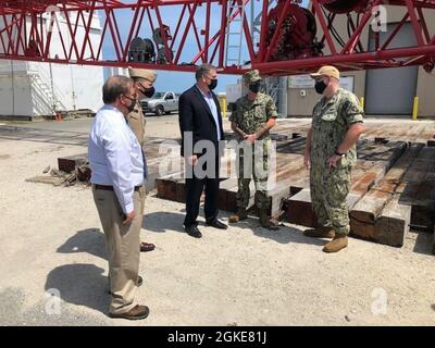 210326-N-DB907-1001 CAPE CANAVERAL, Flat. (Mar. 26, 2021) l'onorevole James Geurts, svolgendo le funzioni del Sottosegretario della Marina, ha visitato la Naval Ordnance Test Unit a Cape Canaveral, Florida, marzo 26. Il segretario si è incontrato con la leadership di comando e ha fatto un giro sull'attività sul campo dove è stato in grado di interagire con marinai e civili e ottenere una migliore comprensione dei programmi e dei progetti attuali, incluso lo Strategic Weapons Systems ashore Facility. Foto Stock