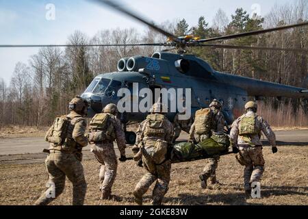 I Green Berets dell'Esercito degli Stati Uniti assegnati al decimo Gruppo delle forze speciali (Airborne) hanno condotto un'assistenza multinazionale contro i Casualty di combattimento tattico (TCCC) con Georgia, Lettonia, Lituania, Polonia e Ucraina in Lituania, 22-26 marzo 2021. TCCC è un addestramento medico istruttivo che consente al personale militare di fornire cure immediate durante i combattimenti e le emergenze mediche. La formazione fa parte dello sforzo multinazionale per rafforzare le conoscenze mediche e ridurre le vittime durante i combattimenti. Foto Stock