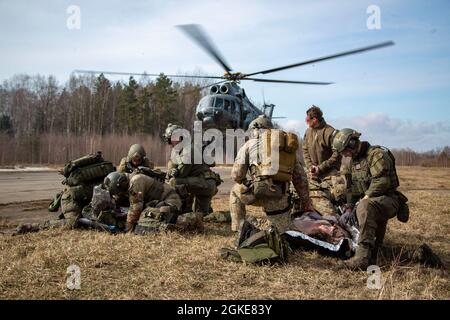 I Green Berets dell'Esercito degli Stati Uniti assegnati al decimo Gruppo delle forze speciali (Airborne) hanno condotto un'assistenza multinazionale contro i Casualty di combattimento tattico (TCCC) con Georgia, Lettonia, Lituania, Polonia e Ucraina in Lituania, 22-26 marzo 2021. TCCC è un addestramento medico istruttivo che consente al personale militare di fornire cure immediate durante i combattimenti e le emergenze mediche. La formazione fa parte dello sforzo multinazionale per rafforzare le conoscenze mediche e ridurre le vittime durante i combattimenti. Foto Stock