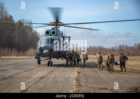 I Green Berets dell'Esercito degli Stati Uniti assegnati al decimo Gruppo delle forze speciali (Airborne) hanno condotto un'assistenza multinazionale contro i Casualty di combattimento tattico (TCCC) con Georgia, Lettonia, Lituania, Polonia e Ucraina in Lituania, 22-26 marzo 2021. TCCC è un addestramento medico istruttivo che consente al personale militare di fornire cure immediate durante i combattimenti e le emergenze mediche. La formazione fa parte dello sforzo multinazionale per rafforzare le conoscenze mediche e ridurre le vittime durante i combattimenti. Foto Stock