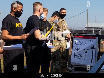 I soldati dell'esercito degli Stati Uniti con la 566a Medical Company (Area Support) con sede a Fort Hood, Texas, sono in linea per ricevere i vaccini COVID-19 a Camp Bondsteel, Kosovo, il 27 marzo 2021. Il comando regionale Est, la forza del Kosovo, sta vaccinando i membri dei servizi e i civili del Dipartimento della Difesa nel tentativo di continuare a svolgere in sicurezza la missione di mantenimento della pace guidata dalla NATO. Foto Stock