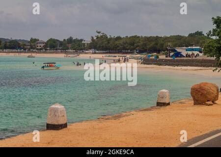 TRINCOMALEE, SRI LANKA - 23 LUGLIO 2016: Persone su una spiaggia a Trincomalee, Sri Lanka Foto Stock