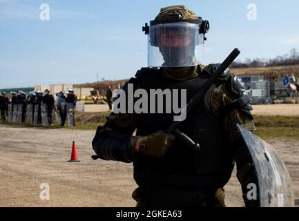 Un soldato delle forze armate polacche assegnato al comando regionale-Est, la forza del Kosovo, si prepara per l'addestramento di fobia del fuoco a Camp Marechal de Lattre de Tassigny, Kosovo, il 29 marzo 2021. Le truppe delle forze di difesa ungheresi addestrarono il contingente polacco a livello individuale, a livello di squadra e di platoon. Foto Stock