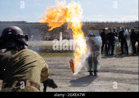 Un soldato ungherese delle forze di difesa assegnato al comando regionale-orientale, la forza del Kosovo, lancia una bottiglia di fuoco durante l'addestramento di fobia del fuoco a Camp Marechal de Lattre de Tassigny, Kosovo, il 29 marzo 2021. Le truppe addestrarono il contingente polacco della KFOR in un ambiente controllato. La formazione è fondamentale per contribuire a mantenere un ambiente sicuro e sicuro per tutte le persone in Kosovo. Foto Stock