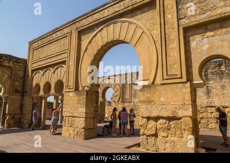 Cordoba, Spagna - 12 agosto 2021: Palazzo di Medina Azahara, città araba fondata nel 936 da Abderraman III circa 8 km da Cordoba, Andalusia, Sp Foto Stock