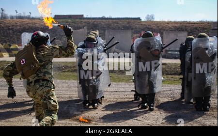 Un soldato ungherese delle forze di difesa assegnato al comando regionale-orientale, la forza del Kosovo, lancia una bottiglia di fuoco durante l'addestramento di fobia del fuoco a Camp Marechal de Lattre de Tassigny, Kosovo, il 29 marzo 2021. Le truppe addestrarono il contingente polacco della KFOR in un ambiente controllato. La formazione è fondamentale per contribuire a mantenere un ambiente sicuro e sicuro per tutte le persone in Kosovo. Foto Stock