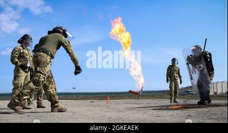 Un soldato ungherese delle forze di difesa assegnato al comando regionale-orientale, la forza del Kosovo, lancia una bottiglia di fuoco durante l'addestramento di fobia del fuoco a Camp Marechal de Lattre de Tassigny, Kosovo, il 29 marzo 2021. Le truppe addestrarono il contingente polacco della KFOR in un ambiente controllato. La formazione è fondamentale per contribuire a mantenere un ambiente sicuro e sicuro per tutte le persone in Kosovo. Foto Stock