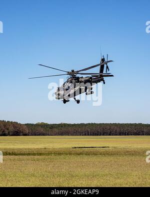 Soldati dell'esercito degli Stati Uniti assegnati alla Alpha Company, 1° Battaglione, 149° Regiment dell'Aviazione, 185° Brigata dell'Aviazione, la guardia nazionale dell'esercito del Mississippi effettua le manovre aeree in un AH-64 Apache vicino Tupelo, Miss., 29 marzo 2021 Foto Stock