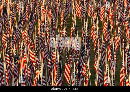 Il campo di guarigione a Tempe, Arizona, commemora gli attacchi 9-11 mostrando una bandiera americana per ogni persona che è perito quel giorno.