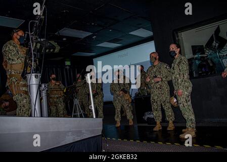 210330-N-NT795-476 SAN DIEGO (30 marzo 2021) il Capo Maestro della Marina (MCPON) Russel Smith parla con i marinai assegnati al Maritime Expeditionary Security Group (MESG) 1 durante una visita a bordo del Naval Outlying Landing Field Imperial Beach. La forza di sicurezza marittima è una delle principali capacità della Marina che fornisce sicurezza portuale e portuale, sicurezza delle risorse di alto valore e sicurezza marittima nelle vie navigabili costiere e interne. Foto Stock