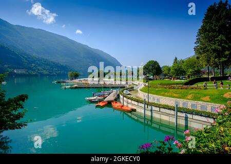 Lungomare, lido, Molveno con Lago di Molveno, Trentino, Italia Foto Stock