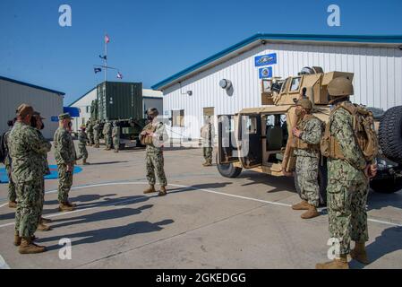 210330-N-NT795-524 SAN DIEGO (30 marzo 2021) marinai assegnati al Maritime Expeditionary Security Squadron (MSRON) 3, mostra le capacità di sicurezza di spedizione al Master Chief della Marina (MCPON) Russel Smith durante una visita a bordo del Naval Outlying Landing Field Imperial Beach. La forza di sicurezza marittima è una delle principali capacità della Marina che fornisce sicurezza portuale e portuale, sicurezza delle risorse di alto valore e sicurezza marittima nelle vie navigabili costiere e interne. Foto Stock