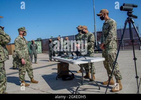 210330-N-NT795-545 SAN DIEGO (30 marzo 2021) marinai assegnati al Maritime Expeditionary Security Squadron (MSRON) 3, mostra le capacità di sicurezza di spedizione al Master Chief della Marina (MCPON) Russel Smith durante una visita a bordo del Naval Outlying Landing Field Imperial Beach. La forza di sicurezza marittima è una delle principali capacità della Marina che fornisce sicurezza portuale e portuale, sicurezza delle risorse di alto valore e sicurezza marittima nelle vie navigabili costiere e interne. Foto Stock