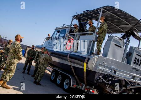 210330-N-NT795-561 SAN DIEGO (30 marzo 2021) marinai assegnati al Maritime Expeditionary Security Squadron (MSRON) 3, mostra le capacità di sicurezza di spedizione al Master Chief della Marina (MCPON) Russel Smith durante una visita a bordo del Naval Outlying Landing Field Imperial Beach. La forza di sicurezza marittima è una delle principali capacità della Marina che fornisce sicurezza portuale e portuale, sicurezza delle risorse di alto valore e sicurezza marittima nelle vie navigabili costiere e interne. Foto Stock