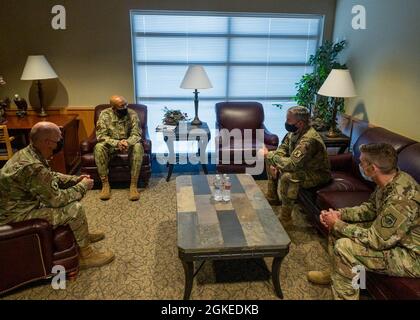 Gen. Charles Q. Brown, Jr., il 22° Capo di Stato maggiore dell'Aeronautica militare, visita con il Gen. Michael Garshak, il generale aggiunto dell'Idaho e comandante, la Guardia Nazionale dell'Idaho, Briga. Gen. Tim Donnellan, l'assistente generale aggiunto di Idaho Air e comandante, Idaho Air National Guard, e col. Shannon Smith, il comandante della 124th Fighter Wing, durante la sua visita alla Mountain Home Air Force base, Mountain Home, Idaho, 30 marzo 2021. Il team ha discusso vari problemi, risultati e modi in cui la Guardia Nazionale dell'Idaho può aiutare nella forza totale dell'Aeronautica militare. Foto Stock