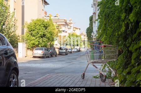 Carrello vuoto abbandonato in piedi sul marciapiede su una strada vuota in Alanya Foto Stock