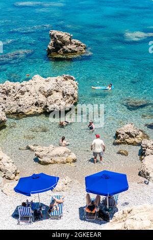 Turisti sulla spiaggia, Anthony Quinn Bay, Paralia Antoni Kouin, Rodi, Dodecanesi, Grecia Foto Stock