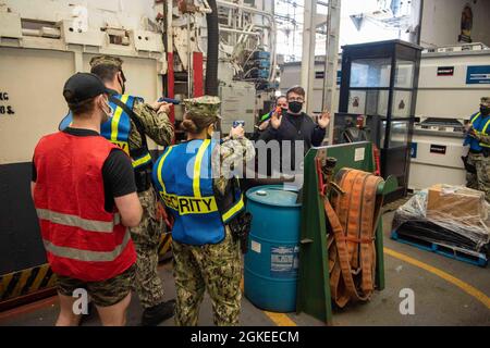 I marinai della Marina degli Stati Uniti, assegnati alla portaerei USS John C. Stennis (CVN 74), partecipano a uno scenario di sparatutto attivo durante un trivello di addestramento antiterrorismo a bordo della portaerei USS John C. Stennis (CVN 74) a Norfolk, Virginia, 30 marzo 2021. Il John C. Stennis collabora con Newport News Shipbuilding per completare RCOH in orario con un equipaggio addestrato, resiliente e coeso. Foto Stock