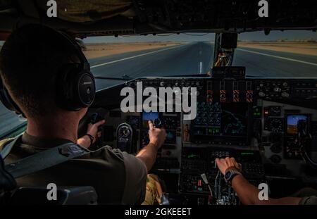 Un pilota dell'aeronautica statunitense KC-135 Stratotanker, assegnato al 340esimo Squadrone Expeditionary Air Refeling, decollo per una missione di rifornimento aereo dalla base aerea di al Udeid, Qatar, 30 marzo 2021. Il KC-135 fornisce a U.S. Air Forces Central una capacità di rifornimento aereo globale per supportare gli aerei congiunti e di coalizione in tutta l'area di responsabilità del comando centrale degli Stati Uniti. Foto Stock