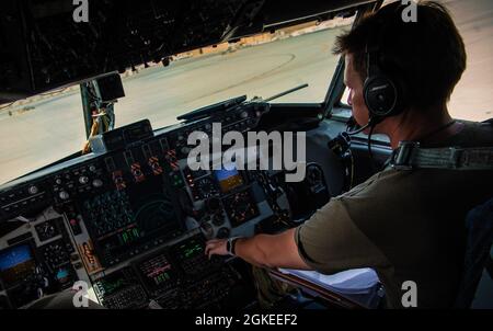 Un pilota dell'aeronautica statunitense KC-135 Stratotanker, assegnato al 340esimo Squadrone Expeditionary Air Refeling, effettua controlli pre-volo prima di condurre una missione di rifornimento aereo dalla base aerea di al Udeid, Qatar, 30 marzo 2021. Il KC-135 fornisce a U.S. Air Forces Central una capacità di rifornimento aereo globale per supportare gli aerei congiunti e di coalizione in tutta l'area di responsabilità del comando centrale degli Stati Uniti. Foto Stock