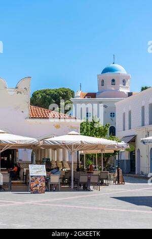 Piazza Eleftherias, Ristorante e Chiesa di Agia Paraskevi, Città Vecchia di Kos, Dodecaneso, Grecia Foto Stock